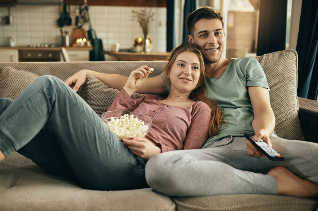 PAREJA VIENDO TELEVISION ACAM